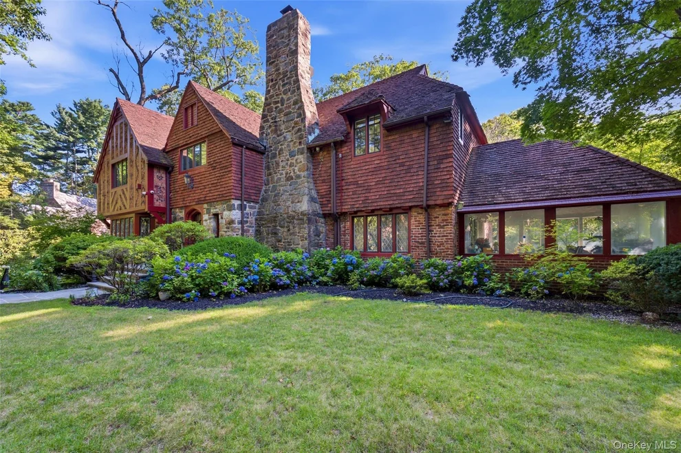 Unit for sale at 60 Wensley Drive, North Hempstead, NY 11020
