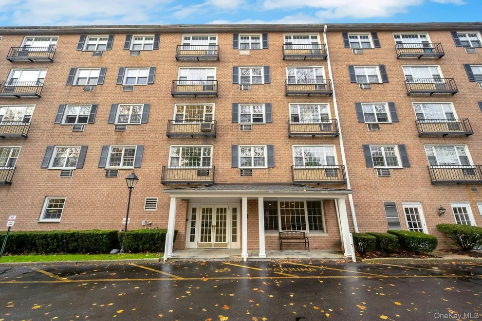 Unit for sale at 4 Consulate Drive, Eastchester, NY 10707