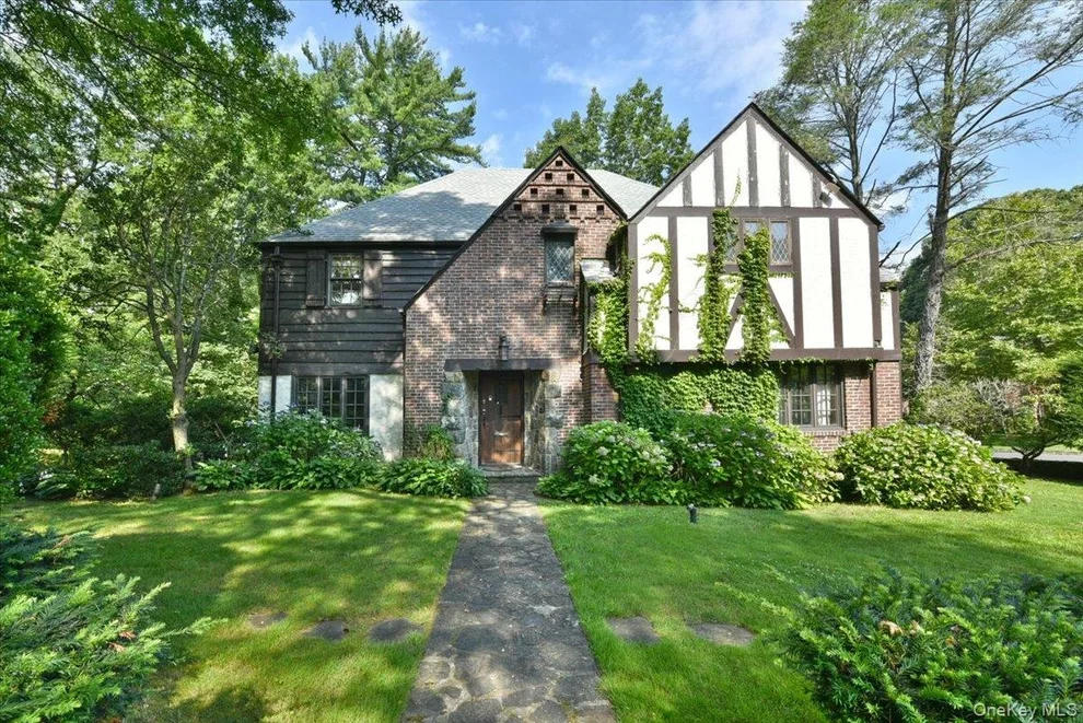 Unit for sale at 1 Linford Road, North Hempstead, NY 11021