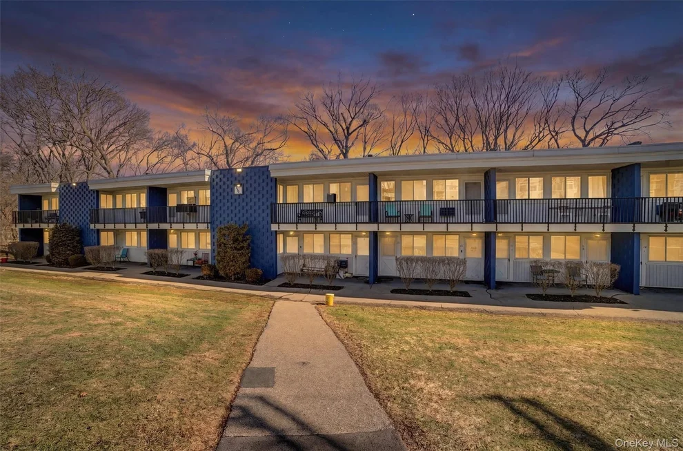 Unit for sale at 8 Wyndover Woods Lane, Greenburgh, NY 10603