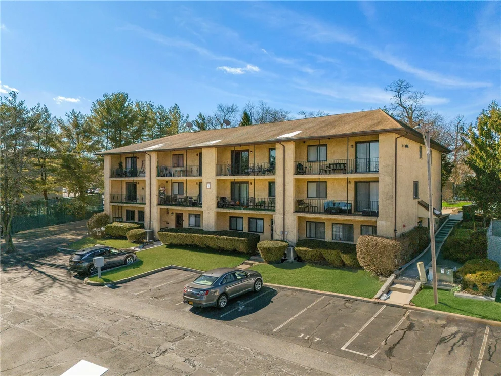 Unit for sale at 5 Omni Parc Drive, Clarkstown, NY 10954