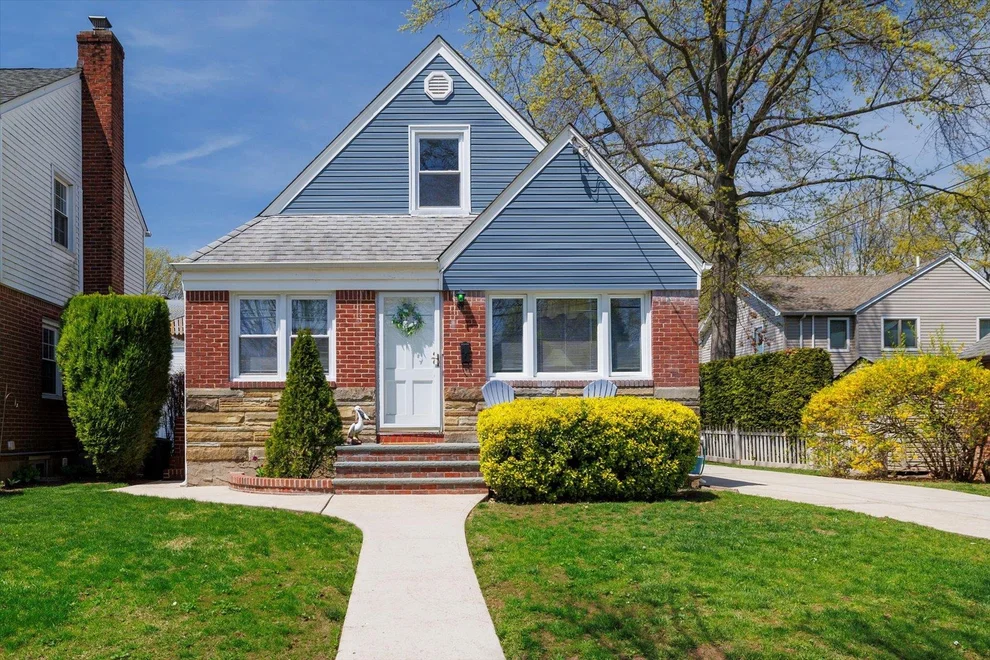 Unit for sale at 164 W Poplar Street, Hempstead, NY 11001