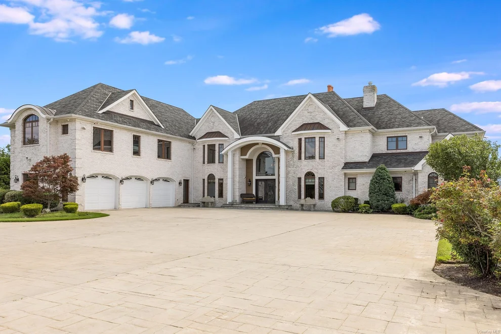 Unit for sale at 130 Wagstaff Lane, Islip, NY 11795