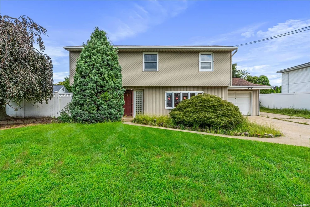 Unit for sale at 275 N Syracuse Avenue, Oyster Bay, NY 11758