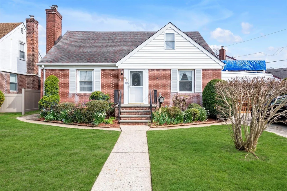 Unit for sale at 62 Fairfield Lane, North Hempstead, NY 11040