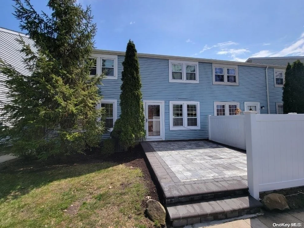 Unit for sale at 4 Whalers Cove, Babylon, NY 11702
