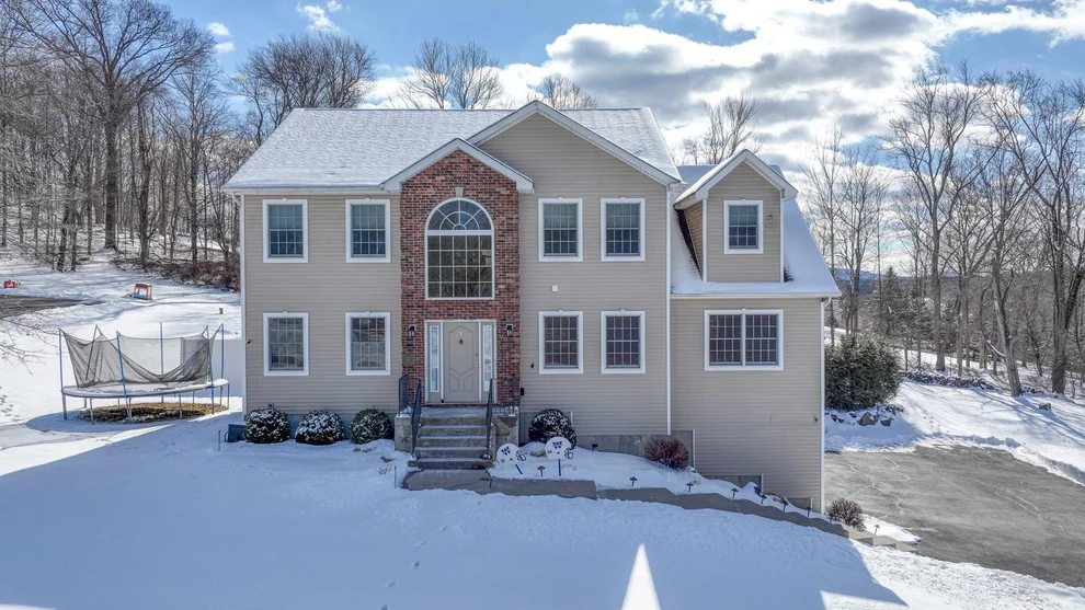 Unit for sale at 4 Trotter Lane, New Windsor, NY 12575