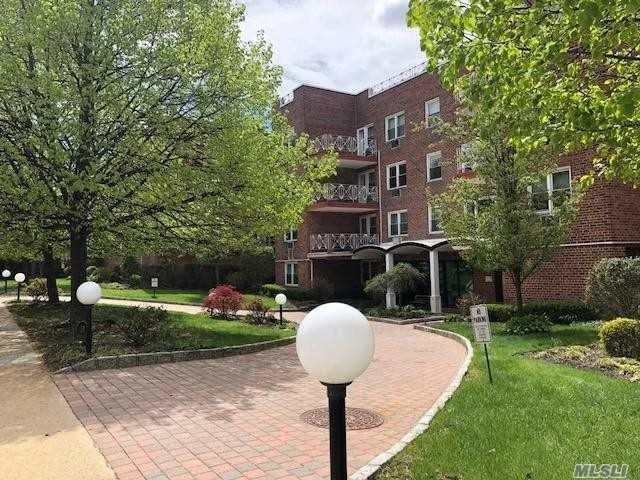 Unit for sale at 20 Chapel Place, North Hempstead, NY 11021
