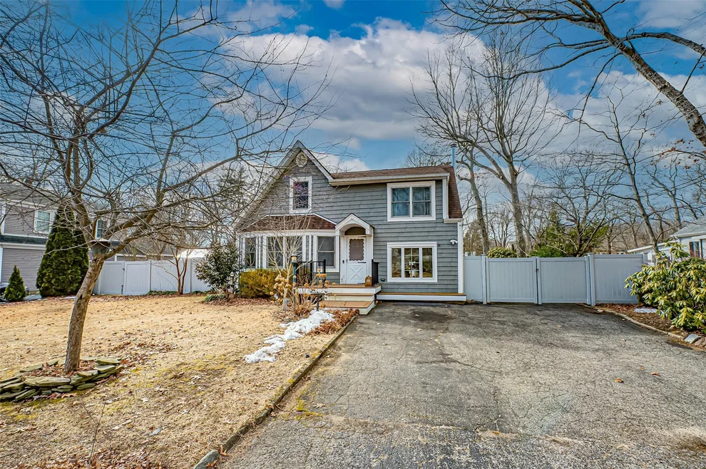 Unit for sale at 184 Jefferson Avenue, Smithtown, NY 11780