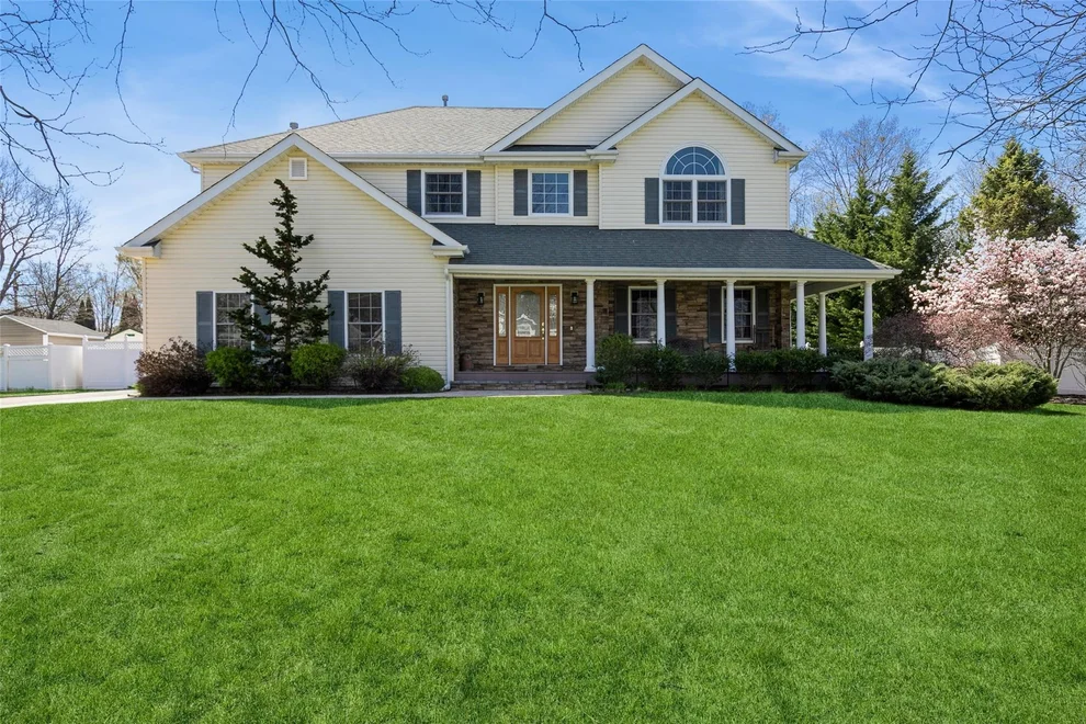 Unit for sale at 4 Sipala Court, Huntington, NY 11731