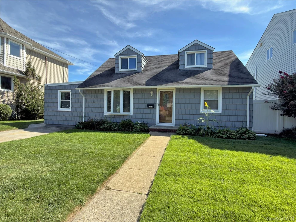 Unit for sale at 265 W Windsor Parkway, Hempstead, NY 11572