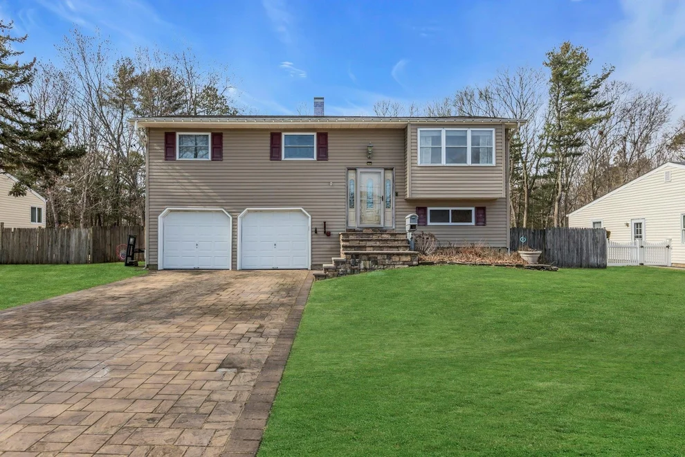 Unit for sale at 18 Cinque Lane, Islip, NY 11705
