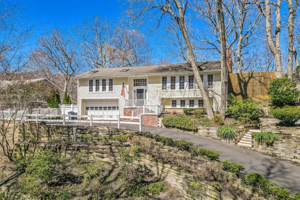 Unit for sale at 3 Glen Way, Huntington, NY 11724