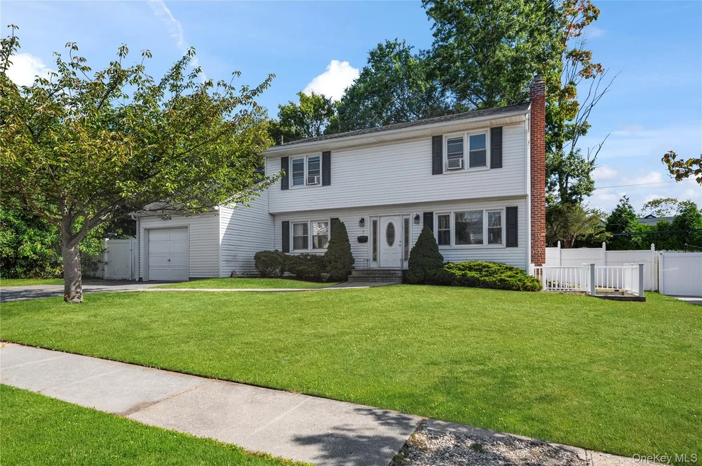 Unit for sale at 7 Ramsey Road, Oyster Bay, NY 11803