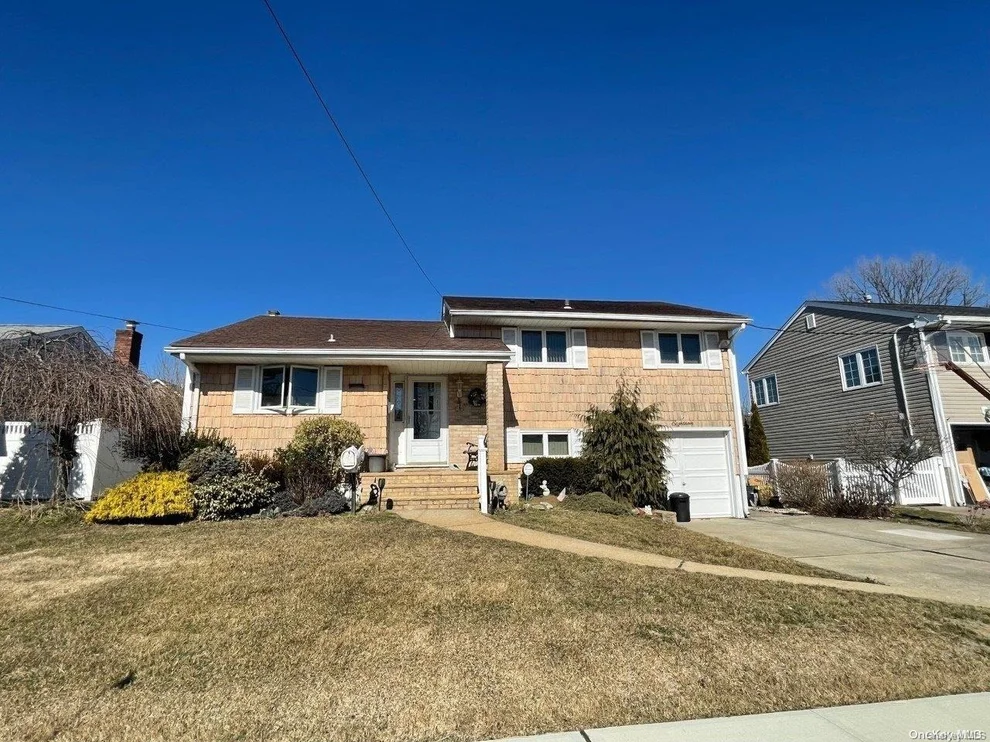 Unit for sale at 18 Jomarr Place, Oyster Bay, NY 11758