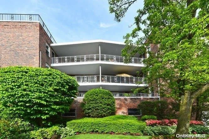 Unit for sale at 21 Chapel Place, North Hempstead, NY 11021
