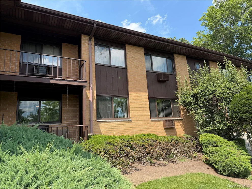 Unit for sale at 8 E Lawrence Park Drive, Orangetown, NY 10968