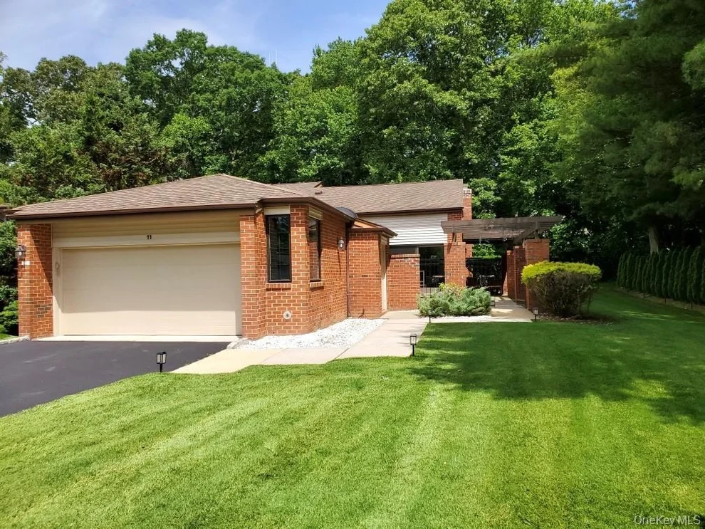 Unit for sale at 11 Nightingale Court, North Hempstead, NY 11030