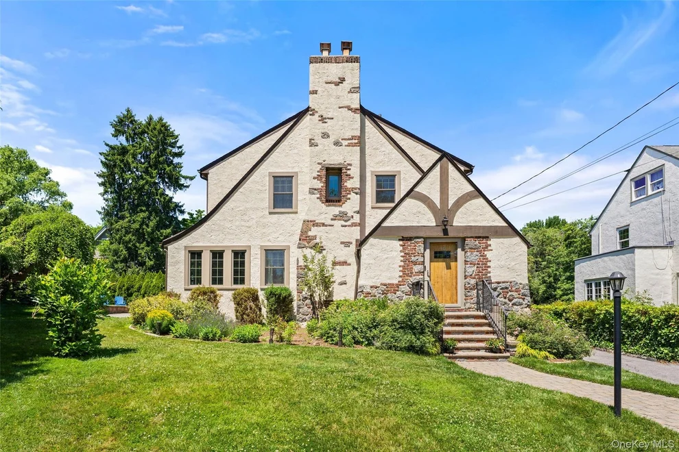 Unit for sale at 10 Cambridge Court, Mamaroneck, NY 10538