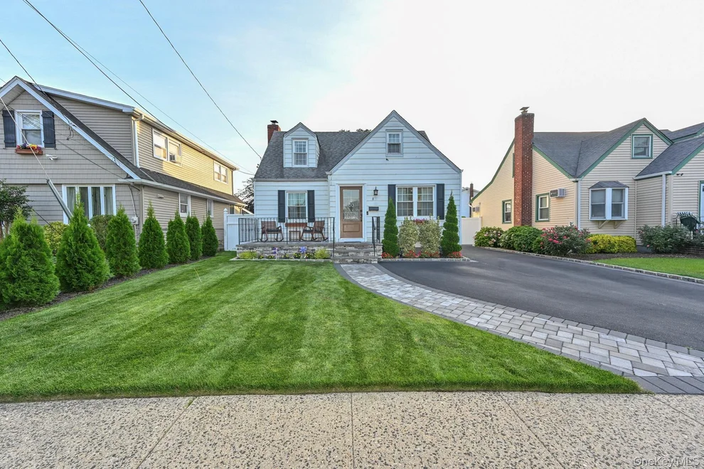 Unit for sale at 8 Garden Avenue, North Hempstead, NY 11514