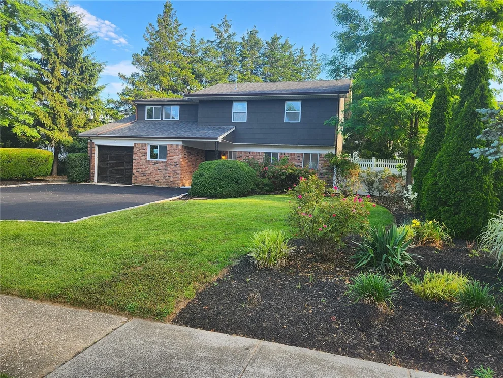 Unit for sale at 15 Glen Lane, Smithtown, NY 11754