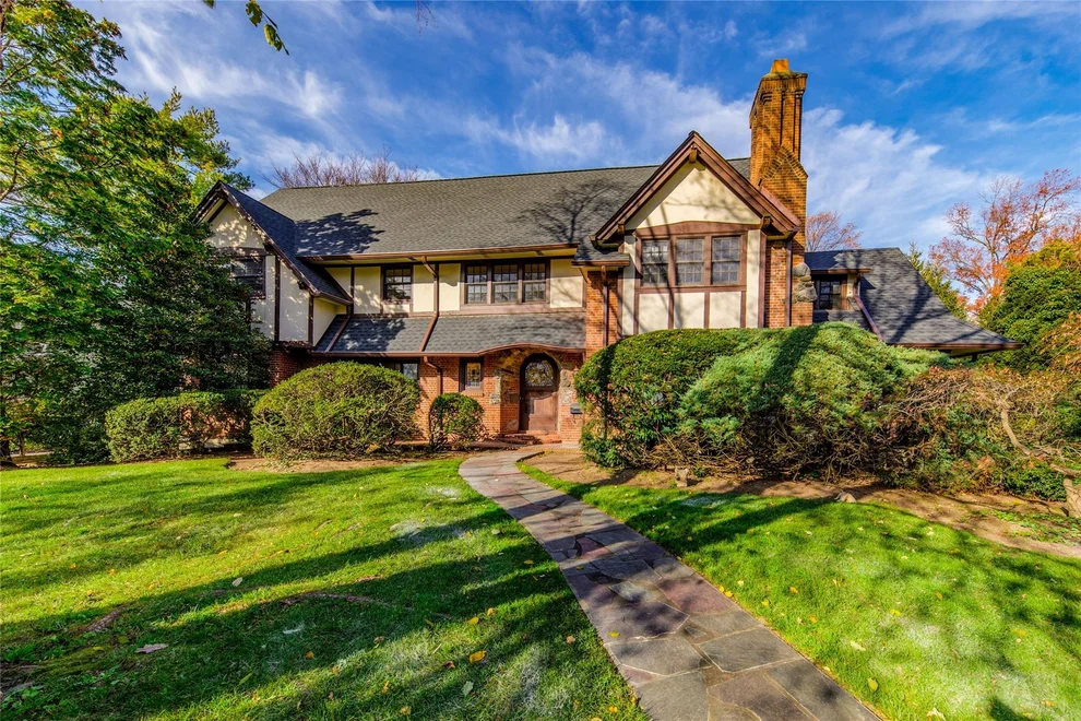 Unit for sale at 11 Gateway Drive, North Hempstead, NY 11021
