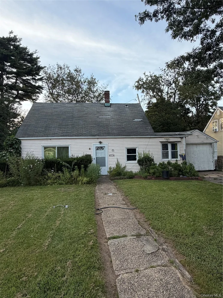 Unit for sale at 8 Bramble Lane, North Hempstead, NY 11590
