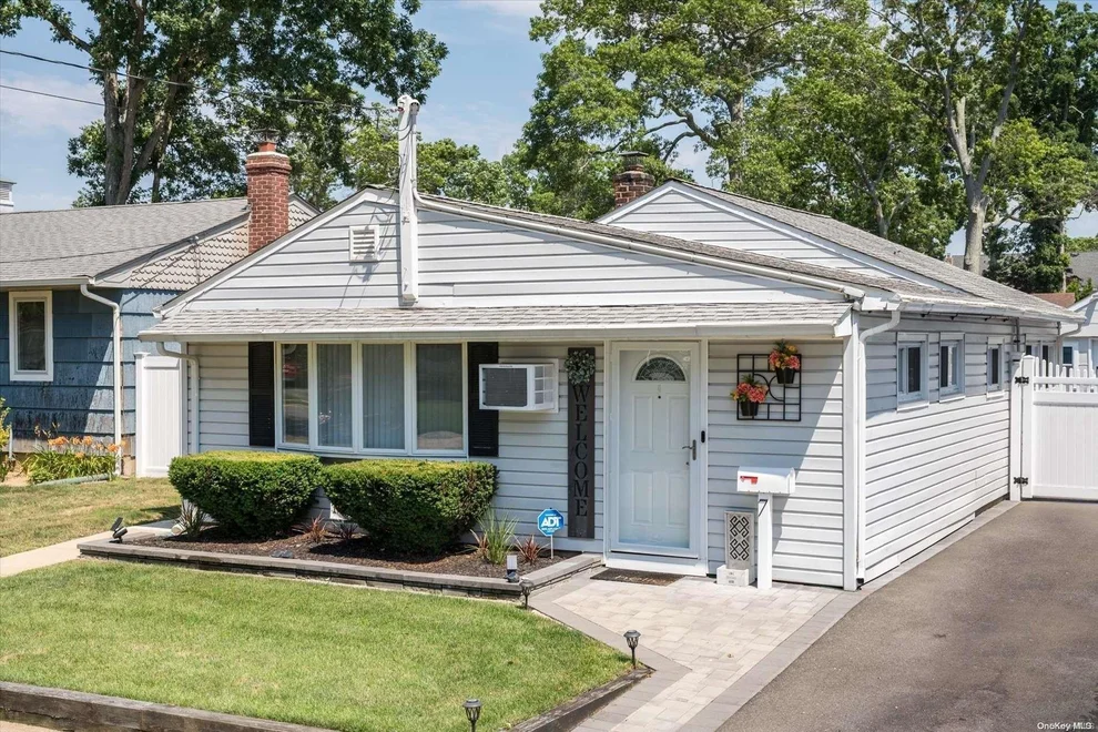 Unit for sale at 7 Cherry Street, Oyster Bay, NY 11758