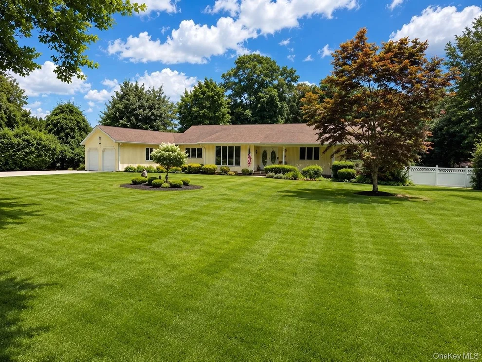 Unit for sale at 8 Penn Drive, Huntington, NY 11746
