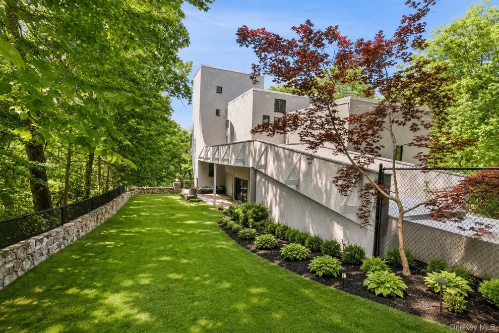 Unit for sale at 8 Cliff Court, Kent, NY 10512