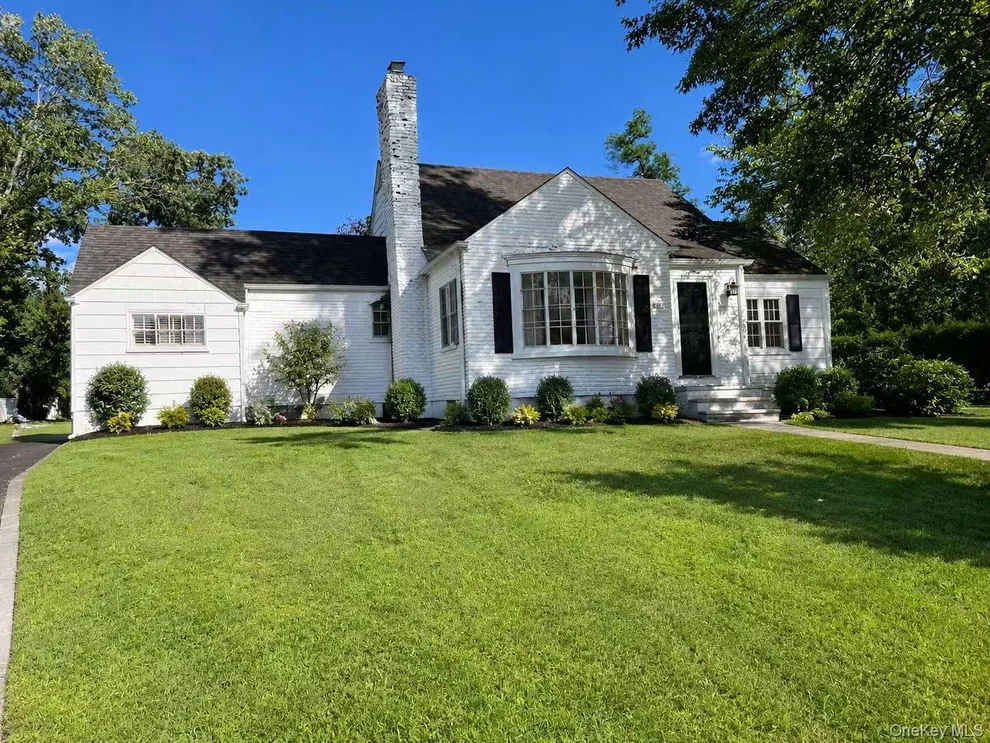 Unit for sale at 68 Woodbine Road, North Hempstead, NY 11577