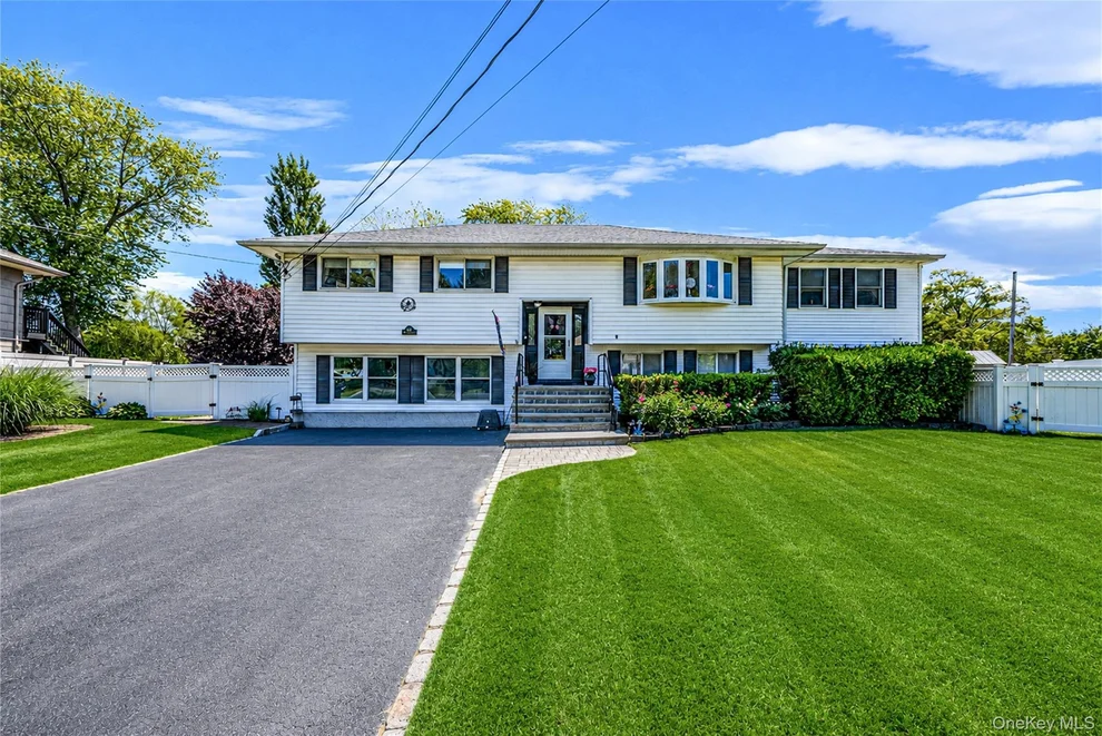 Unit for sale at 20 Rochelle Court, Babylon, NY 11701