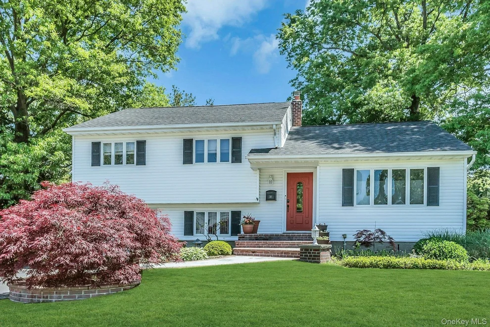Unit for sale at 14 Radnor Court, Oyster Bay, NY 11801