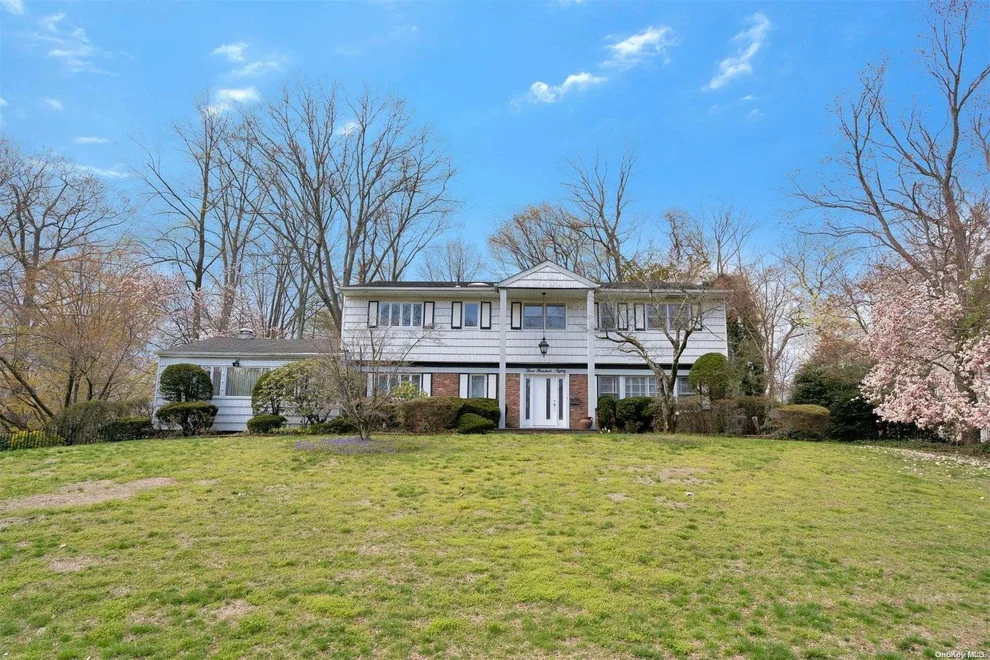 Unit for sale at 380 Chestnut Drive, North Hempstead, NY 11576