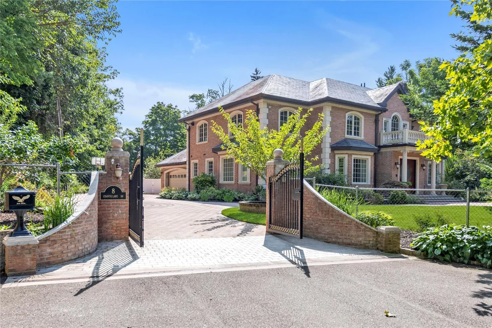 Unit for sale at 8 Chanticlare Drive, North Hempstead, NY 11030
