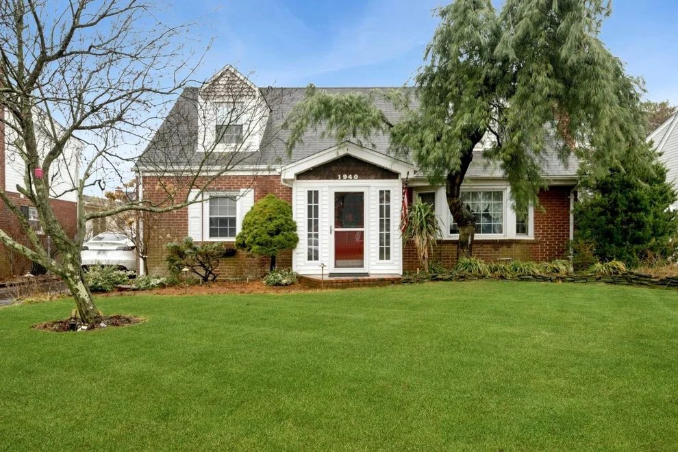 Unit for sale at 1940 Croydon Drive, Hempstead, NY 11566