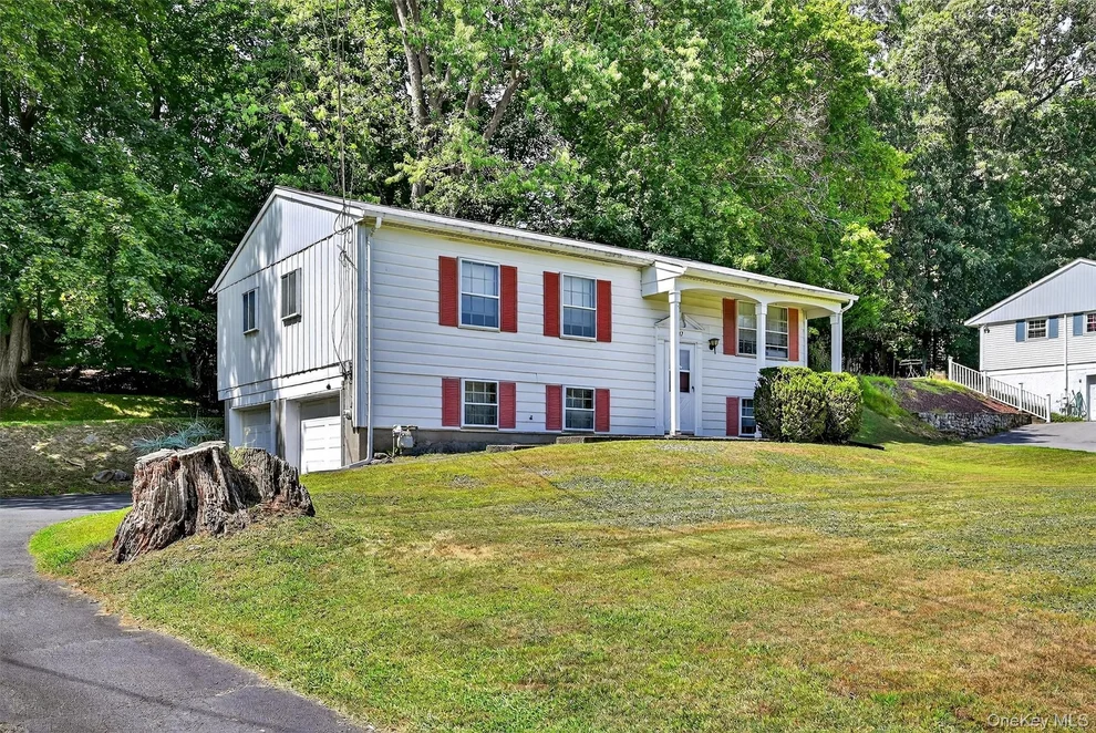 Unit for sale at 17 Hickory Street, Woodbury, NY 10930