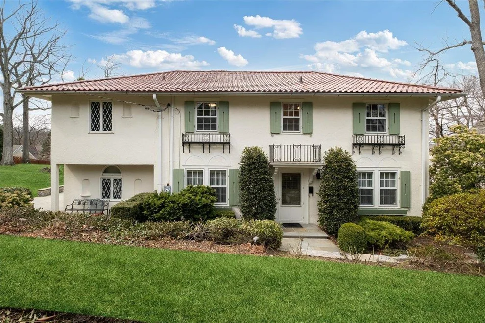 Unit for sale at 41 Club Way, Greenburgh, NY 10530
