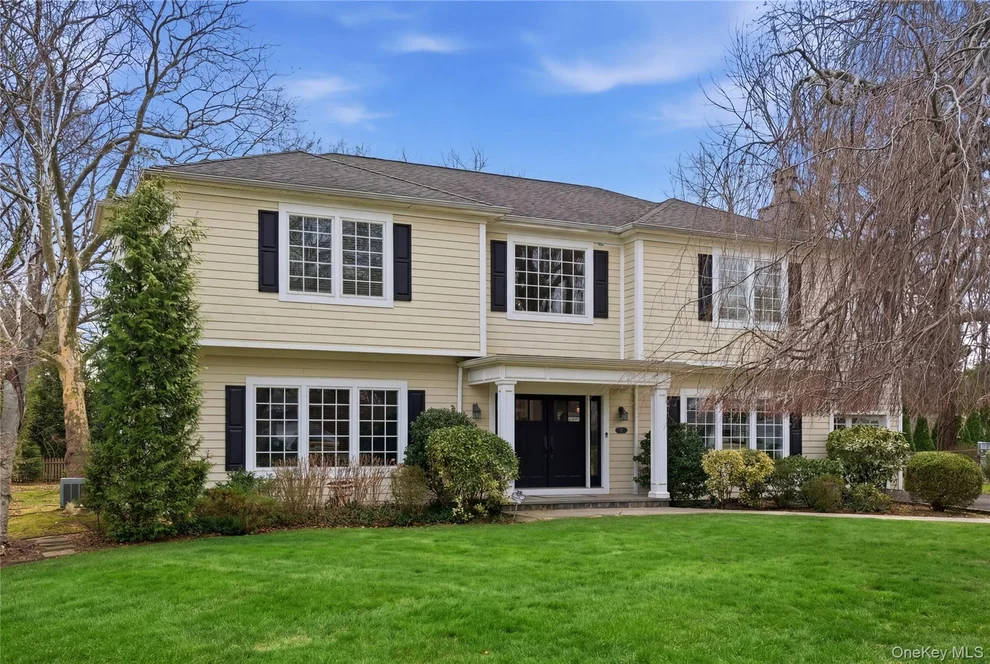 Unit for sale at 32 Highfield Lane, North Hempstead, NY 11577