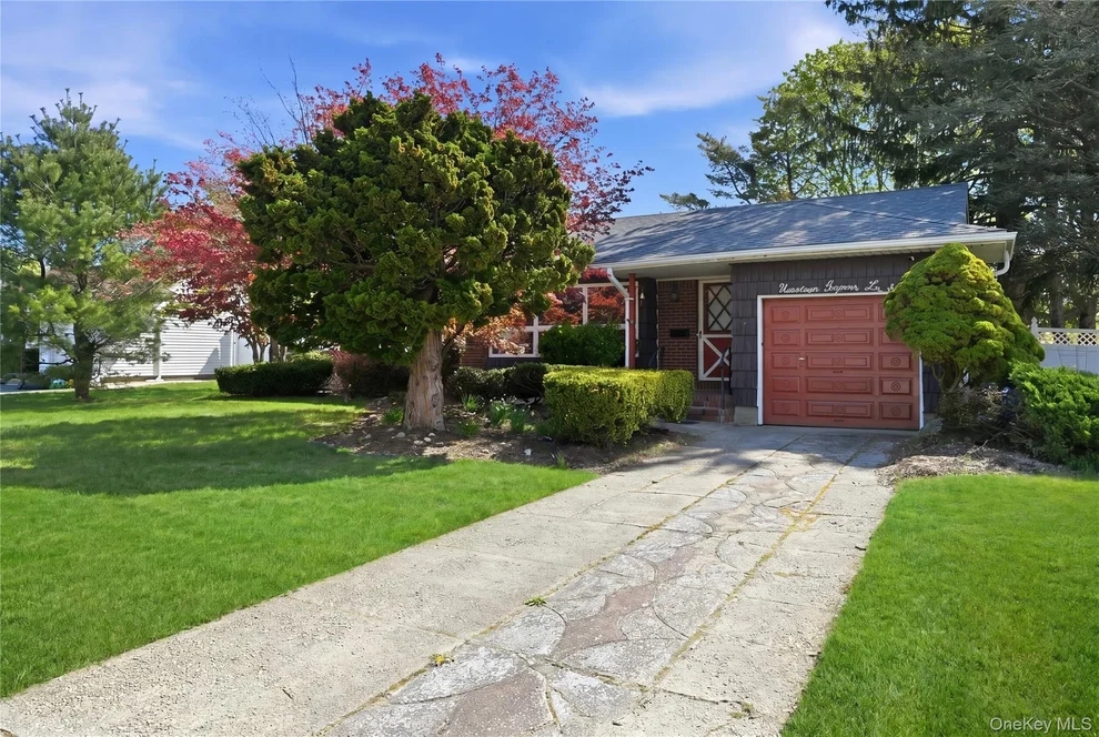 Unit for sale at 19 Gaymor Lane, Smithtown, NY 11725