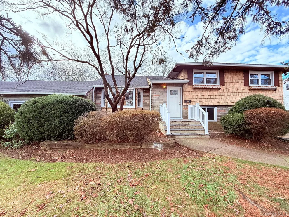 Unit for sale at 528 Canary Place, Babylon, NY 11703