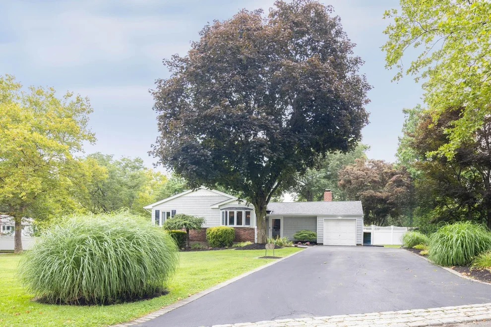 Unit for sale at 10 Treetop Lane, Huntington, NY 11731
