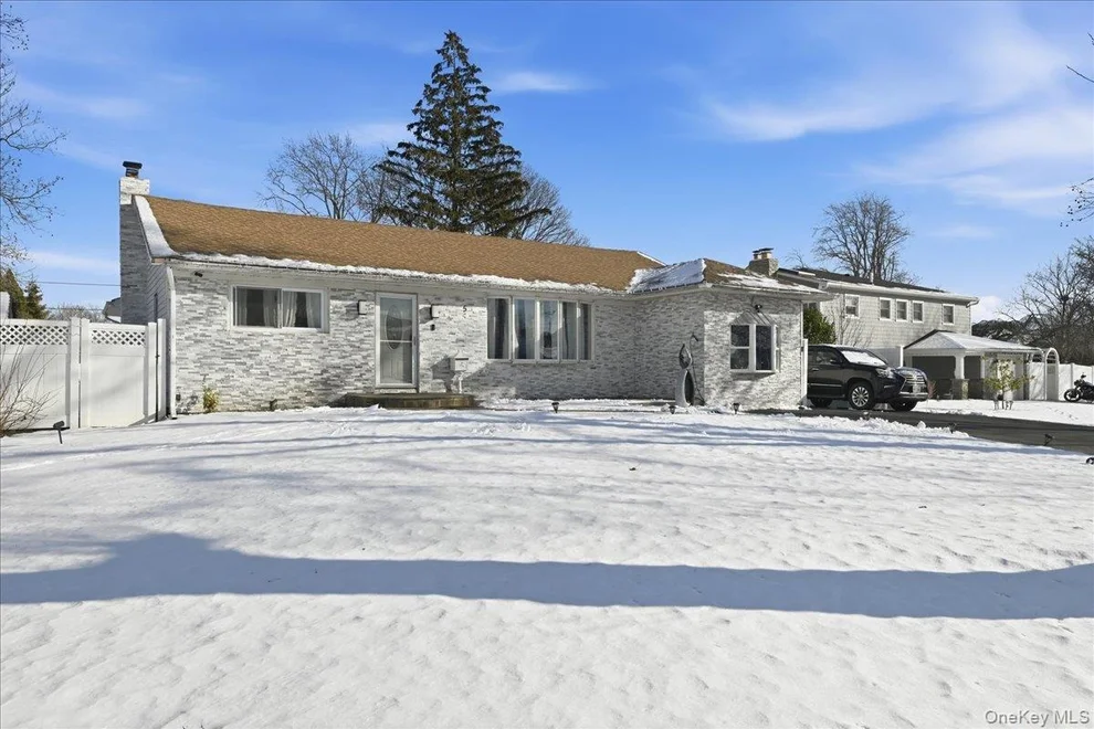 Unit for sale at 5 Plum Tree Lane, Huntington, NY 11725