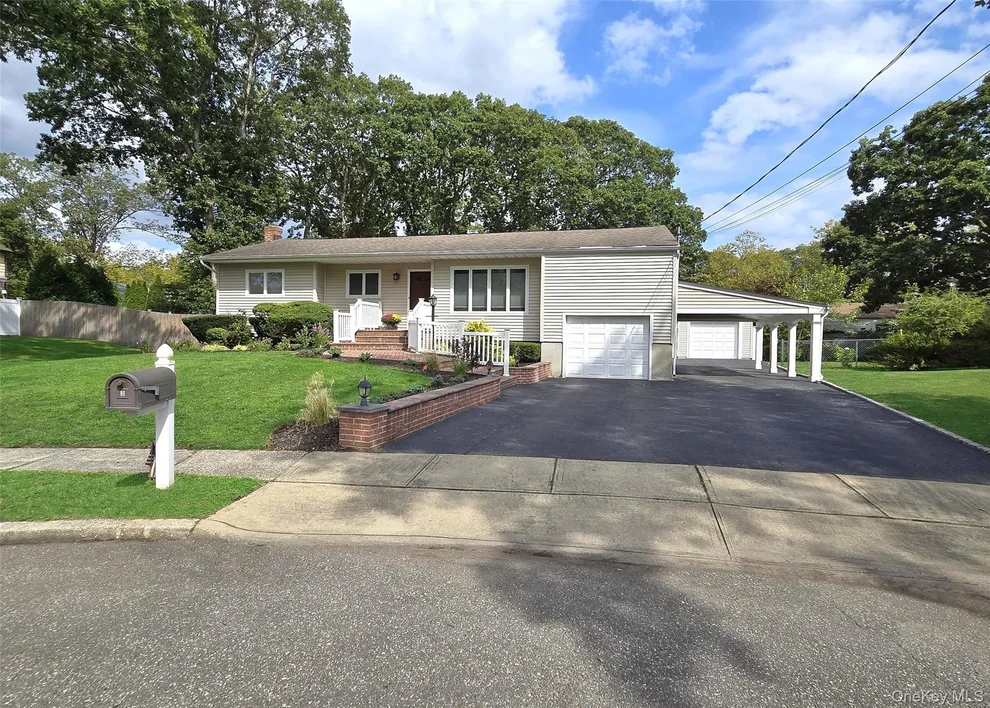 Unit for sale at 3 Candlestick Court, Huntington, NY 11746