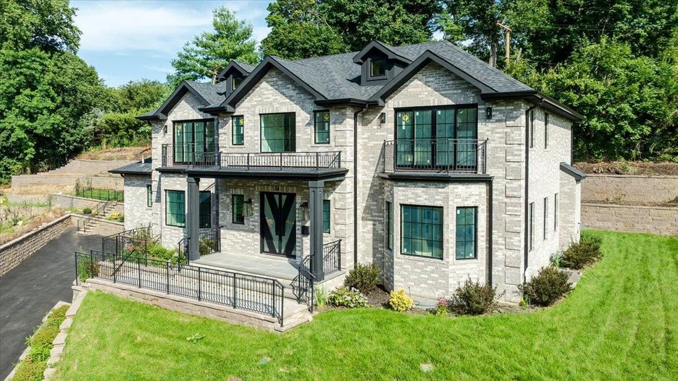 Unit for sale at 34 Woodland Place, North Hempstead, NY 11021