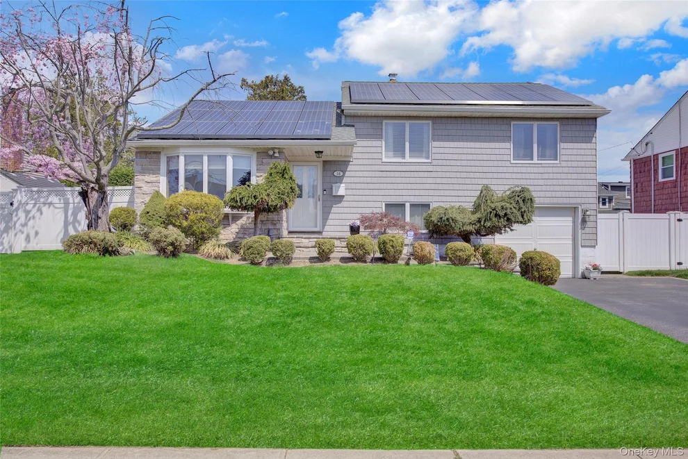 Unit for sale at 16 Amherst Drive, Oyster Bay, NY 11758