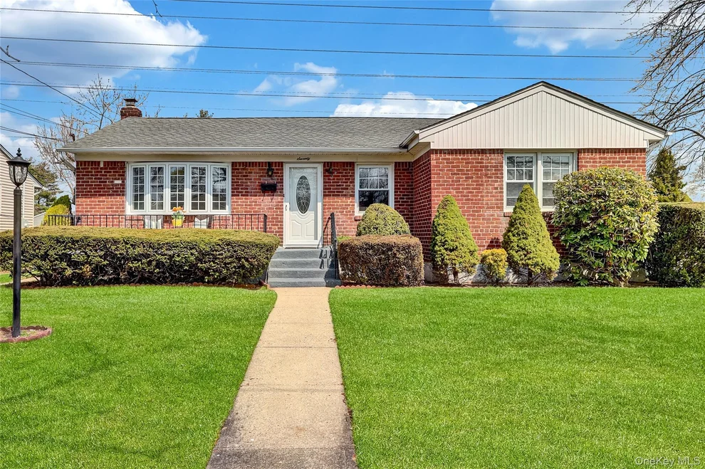 Unit for sale at 70 Martin Road N, Oyster Bay, NY 11714
