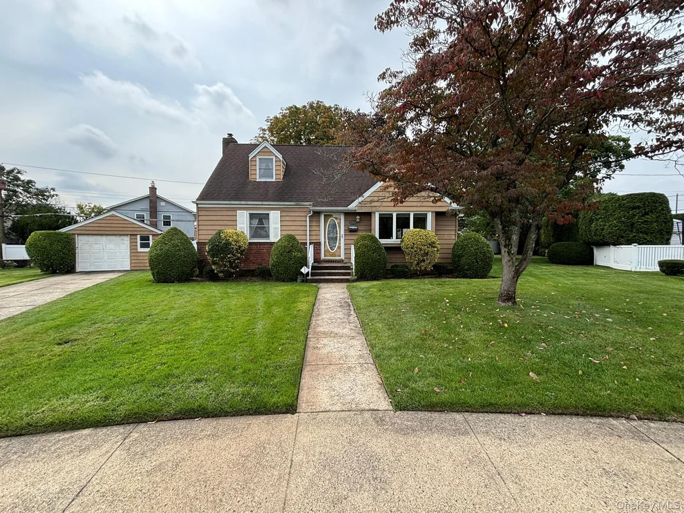 Unit for sale at 166 Evans Street, North Hempstead, NY 11040