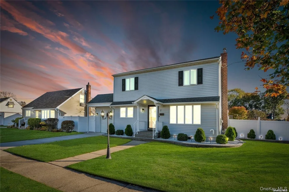 Unit for sale at 7 Hicks Circle, Oyster Bay, NY 11801