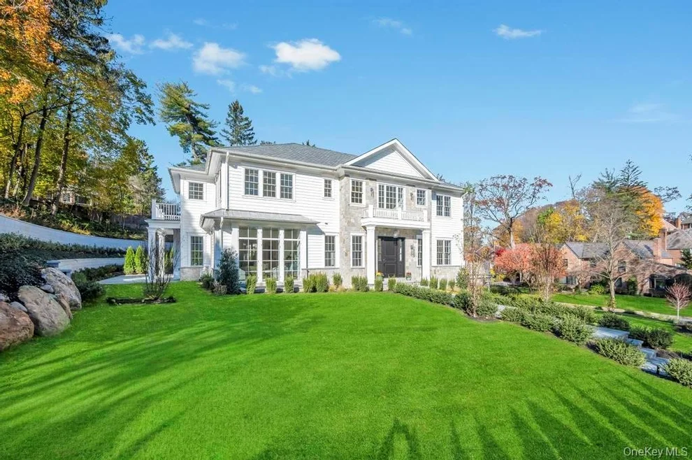 Unit for sale at 207 Mill Spring Road, North Hempstead, NY 11030